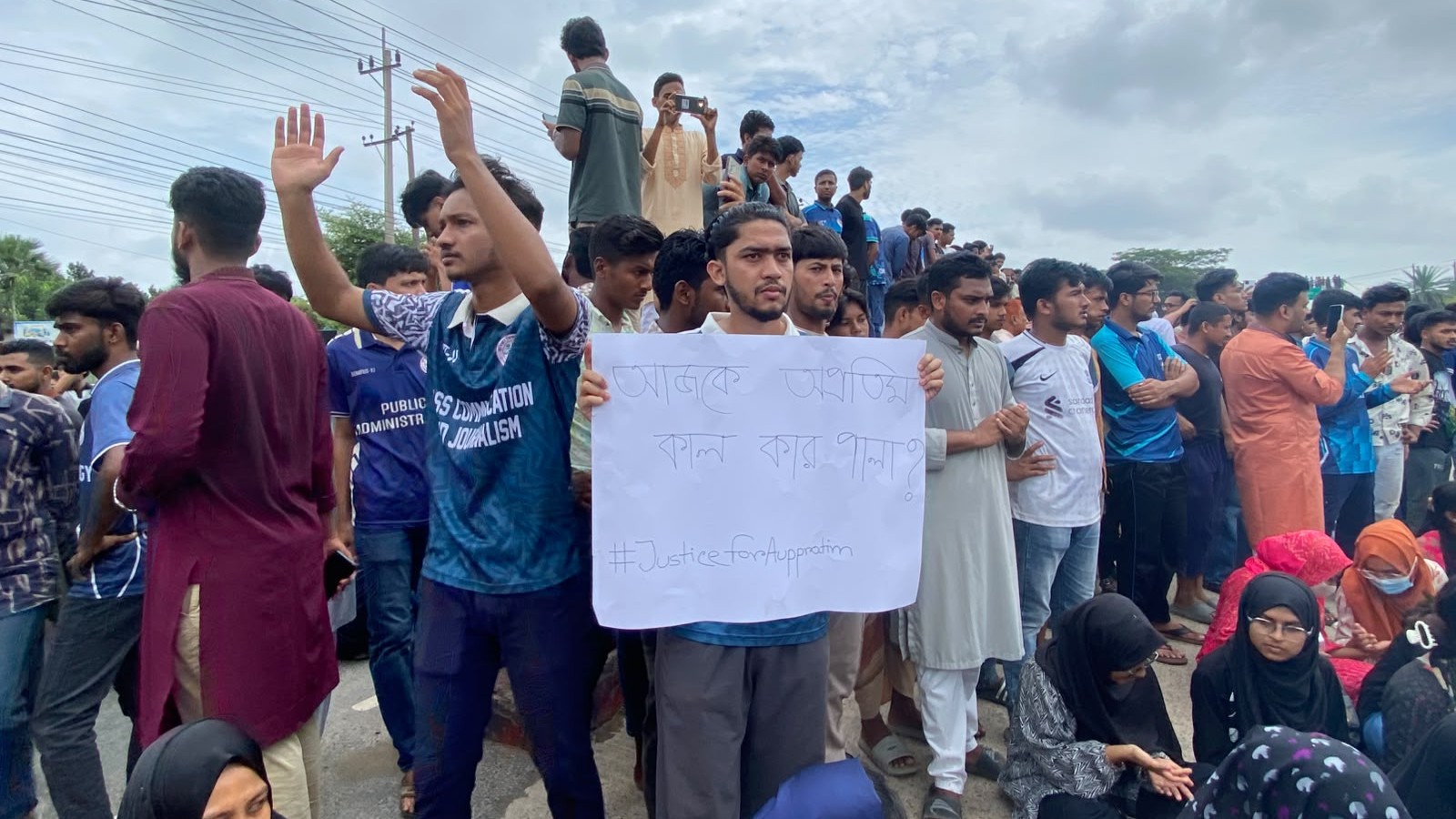 চার দফা দাবি জানিয়ে দুই ঘণ্টা পর মহাসড়ক অবরোধ প্রত্যাহার